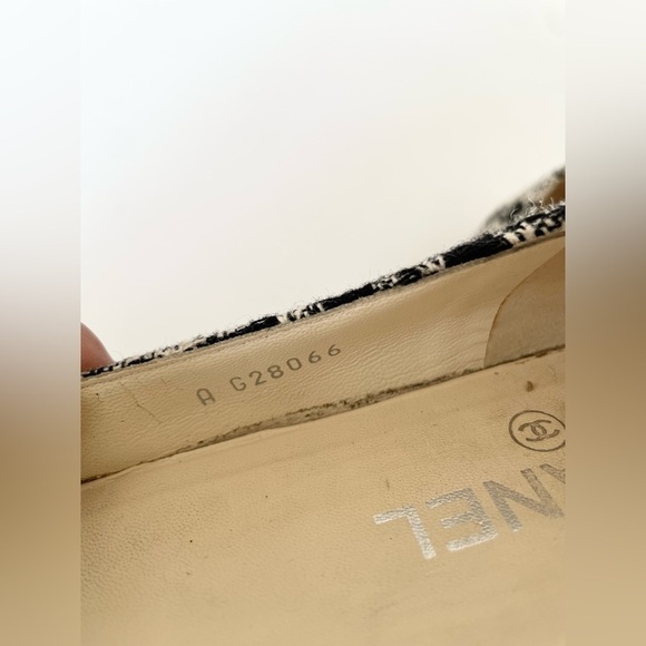 Chanel Black Ivory Houndstooth Tweed cap toe CC Ballet flats EU 38.5 - Picture 3 of 12